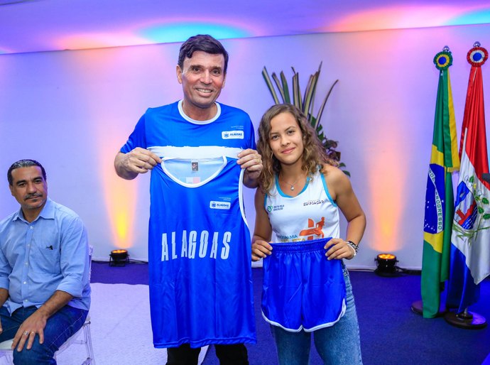 Jogos da Juventude: Governo de Alagoas entrega passagens e uniformes para 182 atletas