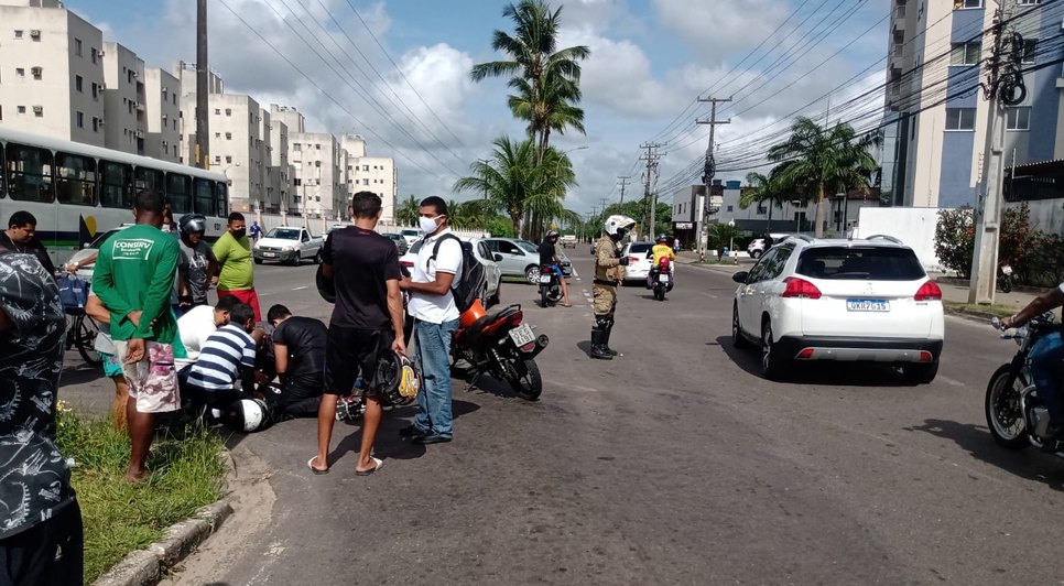 Motociclista e outros dois veículos se envolvem em grave acidente de trânsito na Zona Sul de Aracaju