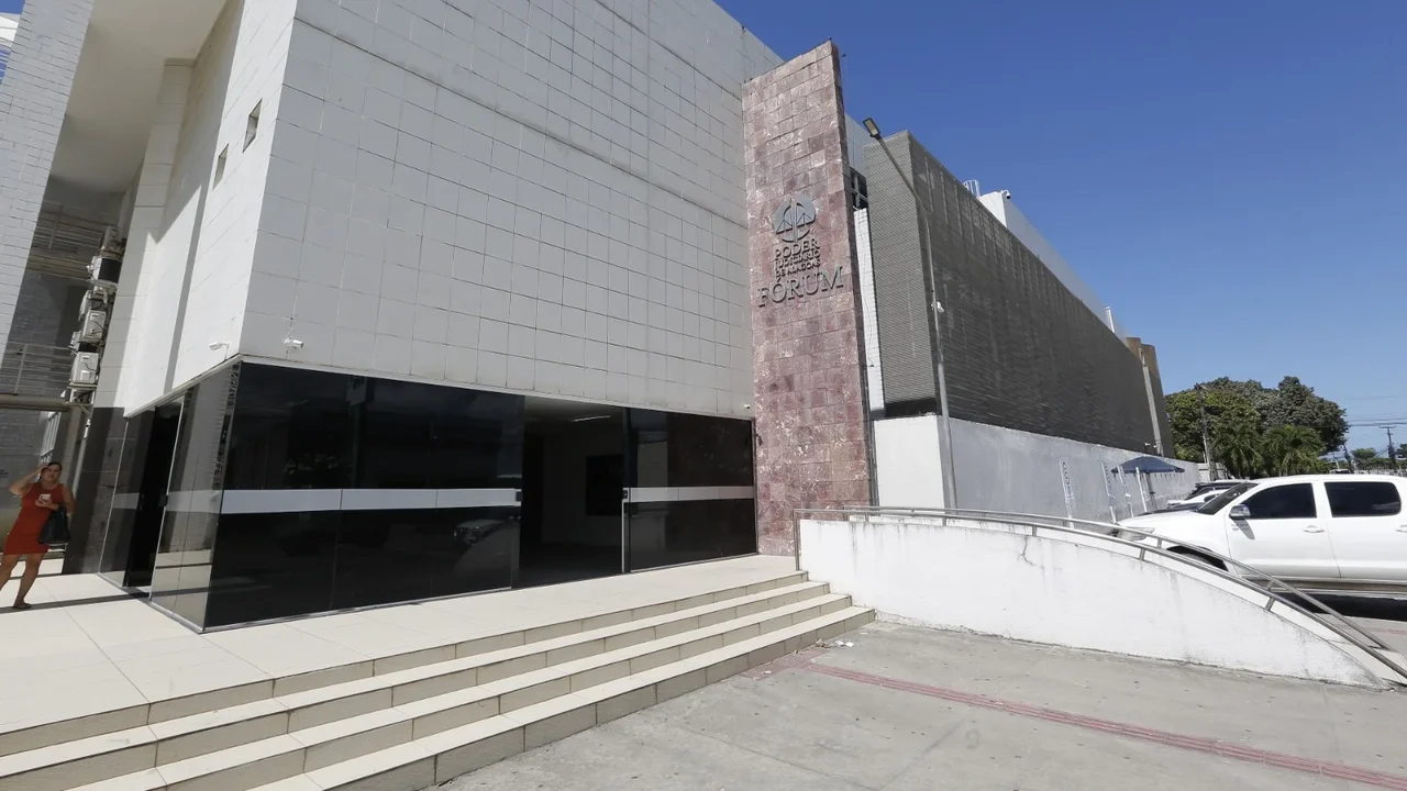 Casal responderá por homicídio triplamente qualificado da criança em julgamento no Fórum de Maceió