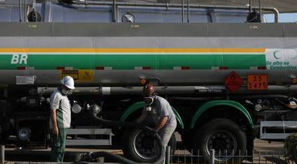 Caminhão-tanque descarrega combustível em posto / Foto: DIEGO VARA/REUTERS