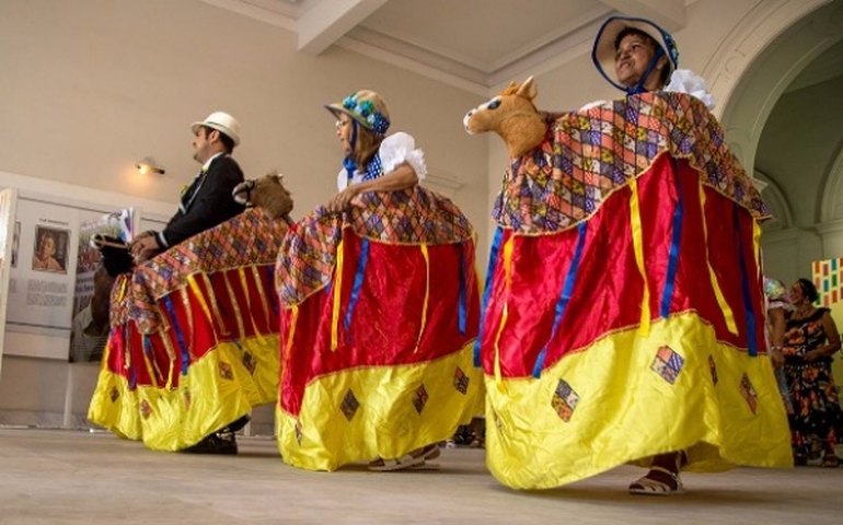 Mupa recebe apresentações de folguedos que marcam lançamento do Mês do Folclore
