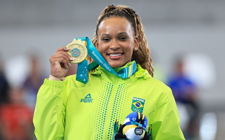 Perrengue chique: Rebeca Andrade explica por que está evitando usar medalhas no pescoço