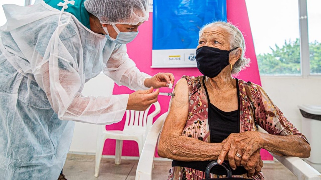 Arapiraca registra queda de 70% na mortalidade de idosos acima de 80 anos após vacinação contra a Covid