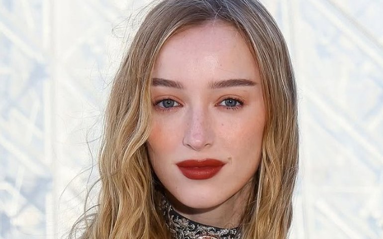 Phoebe Dynevor, de 'Bridgerton', protagonizará adaptação do best-seller 'Leitura de Verão'