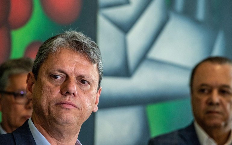 Tarcísio nega relação de intoxicação por metanol com crime organizado, mas PF investiga ação do PCC