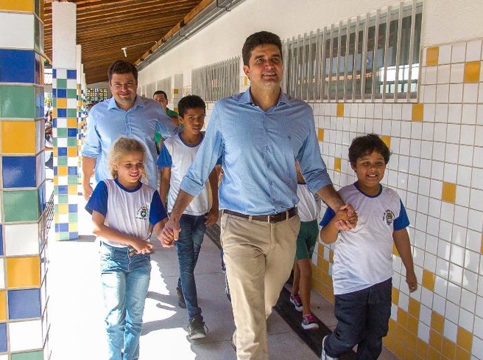 Prefeito Rui Palmeira reinaugura reforma da Escola Pompeu Sarmento