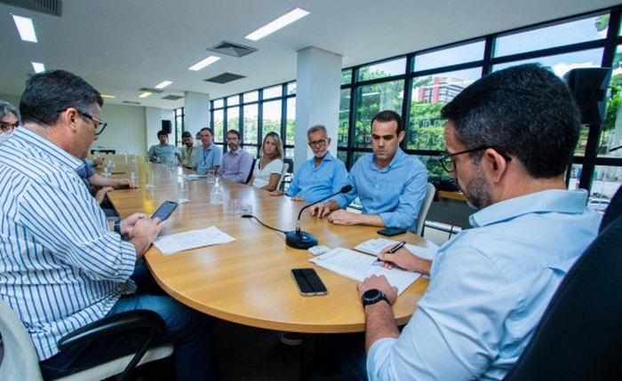 Dantas assinando o termo de outorga