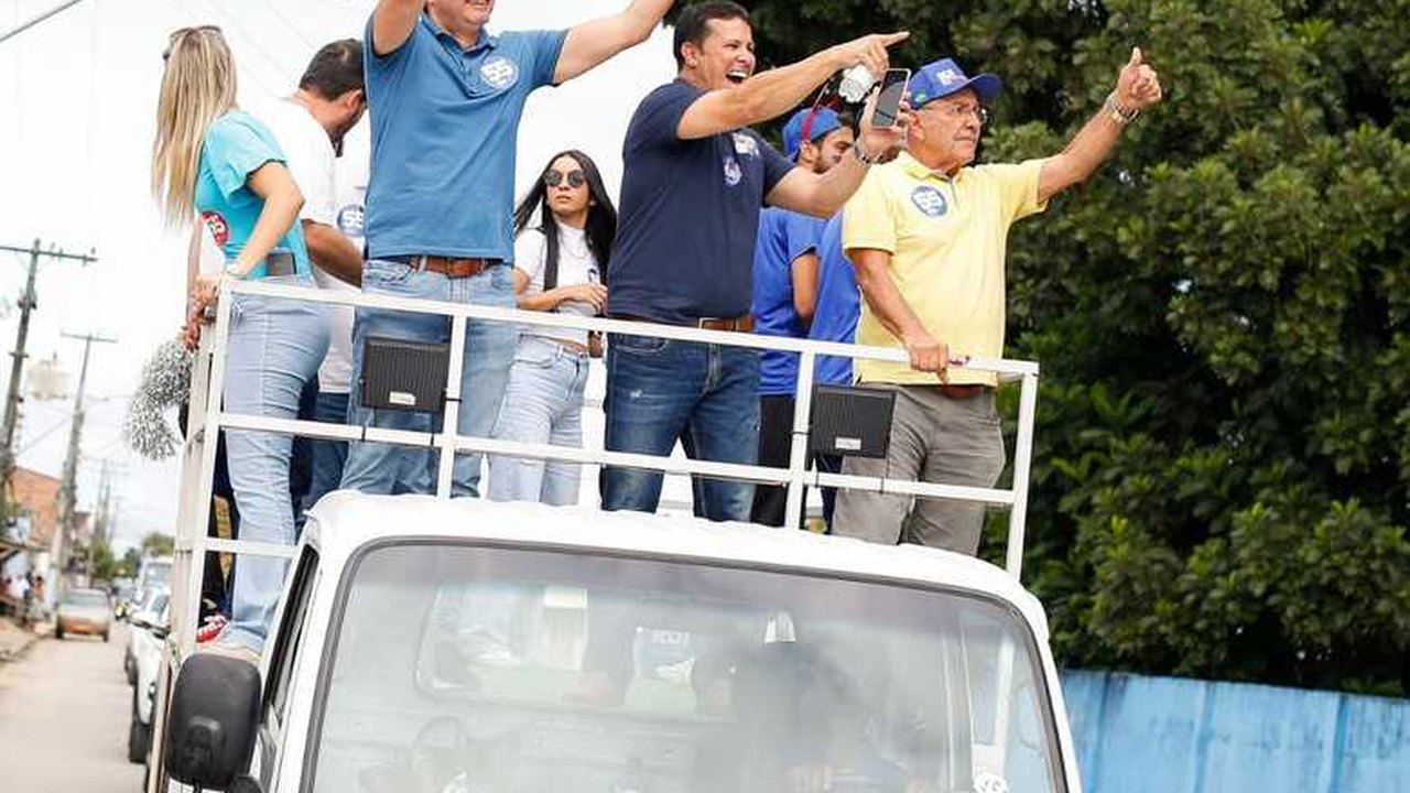 Centenas de famílias aplaudem Rui Palmeira na passagem da Caravana Pra Frente Alagoas