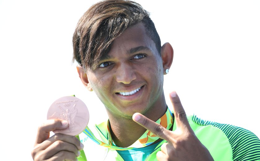 Isaquias Queiroz volta a competir após 21 meses com prata na Copa do Mundo