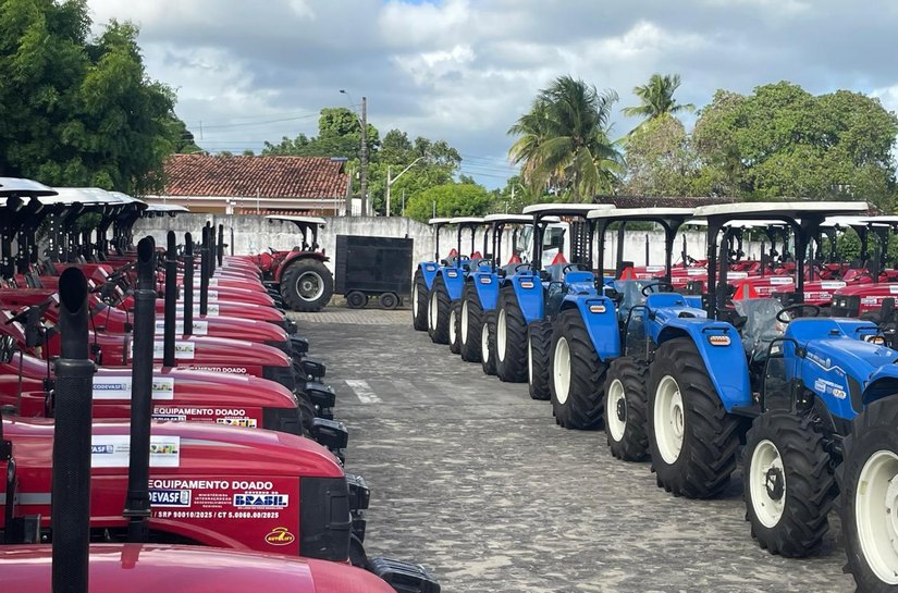 Codevasf e Conagreste entregam 111 tratores para fortalecer a agricultura familiar em Alagoas