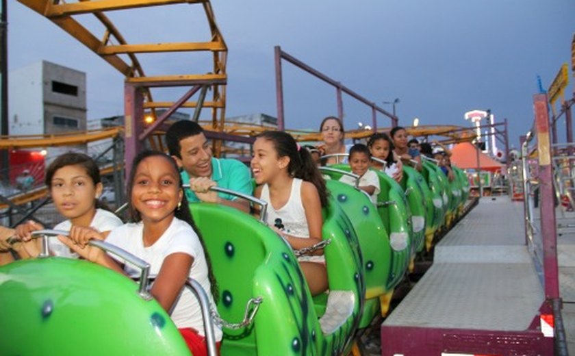 Prefeitura de Arapiraca leva 400 crianças carentes para parque de diversão