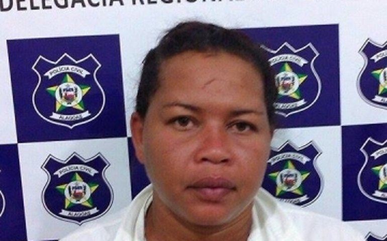 Polícia prende mulher e estoura ‘boca de fumo’ em Arapiraca