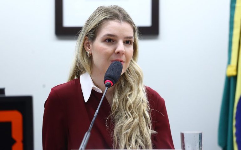 Comissão aprova projeto que obriga o SUS a fornecer protetor solar e óculos escuros a albinos