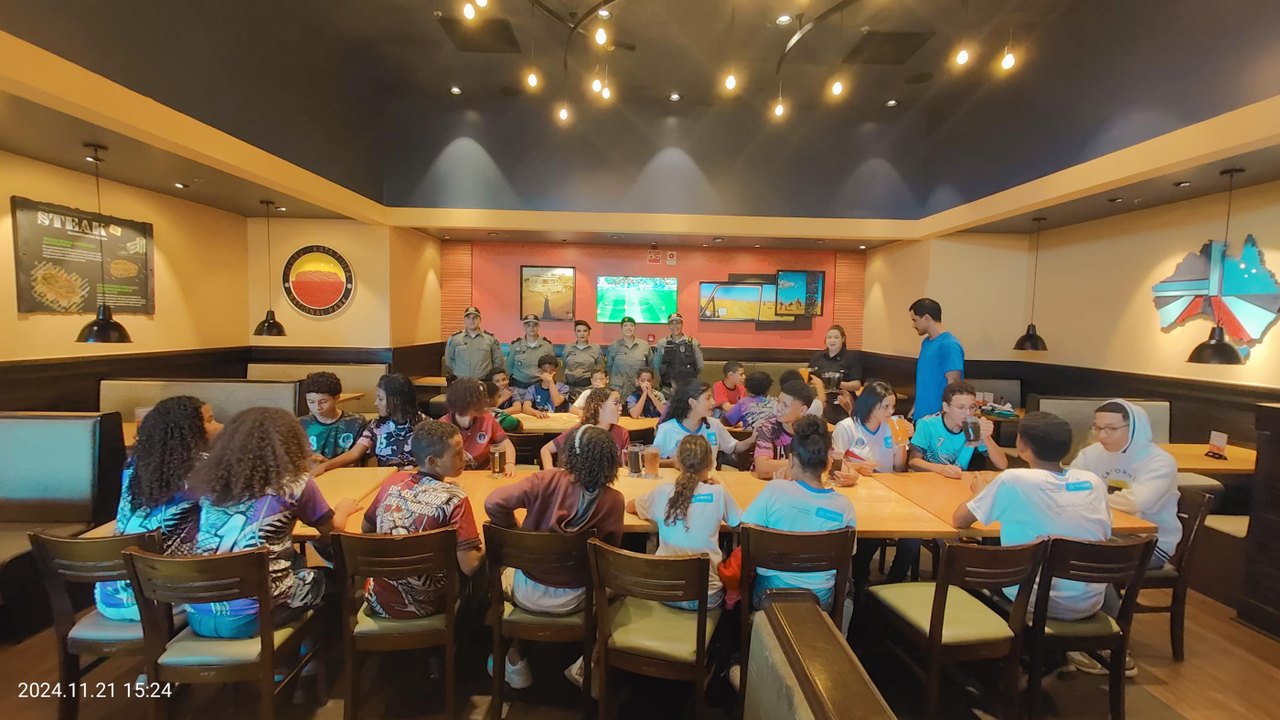 Batalhão Escolar e rede de restaurantes promovem almoço especial a alunos da rede pública estadual