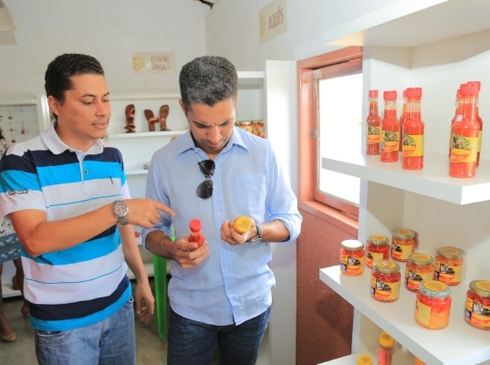 Helder visita o povoado de Entremontes e a Casa do Mel de Piranhas