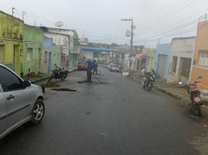 Secretaria de Obras mantém serviços de pavimentação em Arapiraca