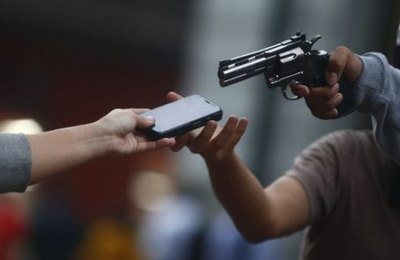 Polícia Civil prende jovem acusado de roubo de celulares
