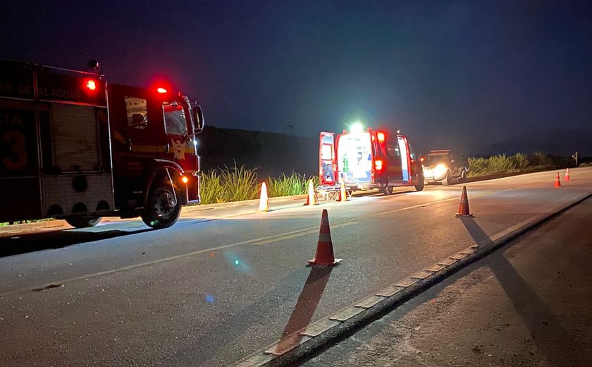 Colisão entre dois carros deixa vítima presa às ferragens