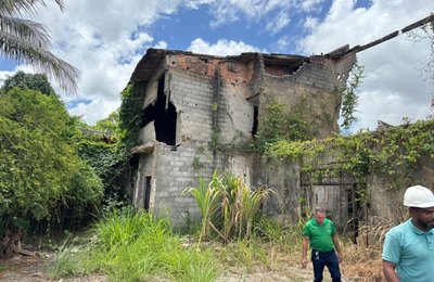 Imóvel abandonado no Clima Bom é demolido por recomendação da Defesa Civil de Maceió
