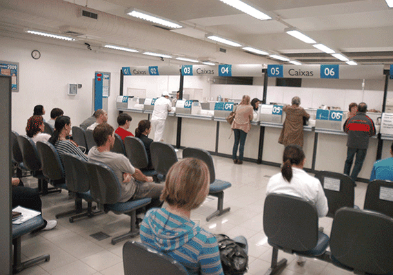 Comércio, bancos e shoppings voltam a funcionar hoje (22), a partir do meio-dia