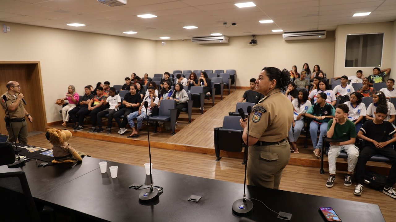 Parceria entre Ministério Público e Proerd da PMAL leva mais uma escola à sede da instituição