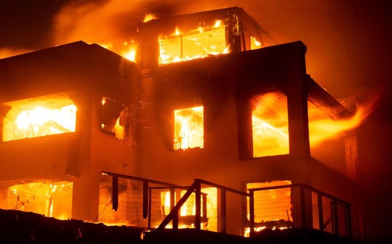 Incêndios voltam a ganhar força em Los Angeles; mortos chegam a 16
