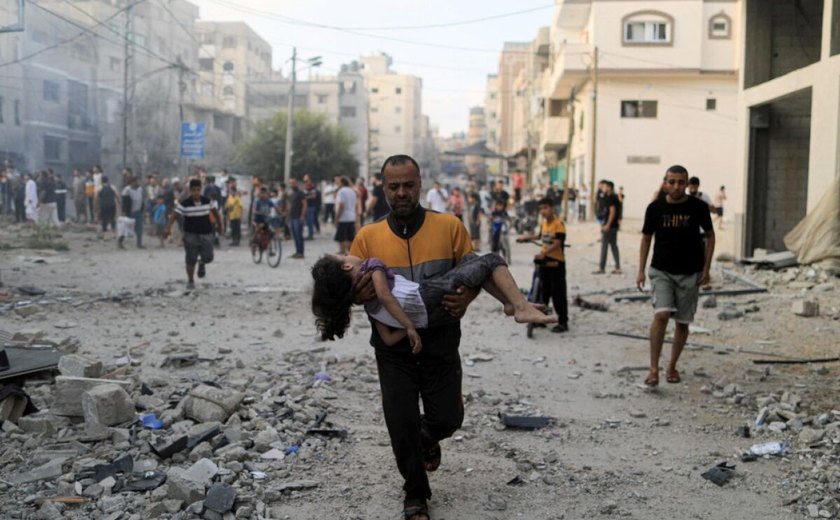 Ataques aéreos de Israel atingem campos de refugiados no centro de Gaza