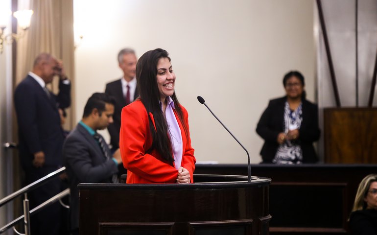 Sancionada Lei de autoria de Gabi Gonçalves que destina 5% das vagas de empregos de prestadores de serviços para mulheres vítimas de violência doméstica
