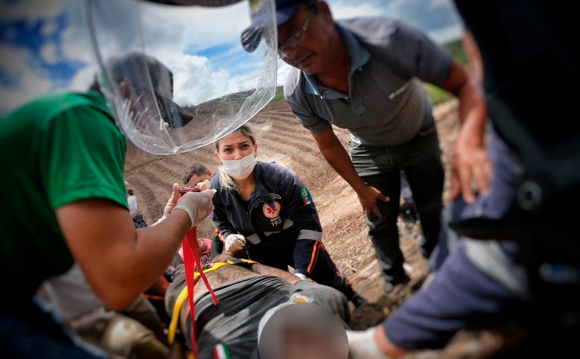 Samu resgata homem que capotou trator e caiu de ribanceira em Porto Calvo