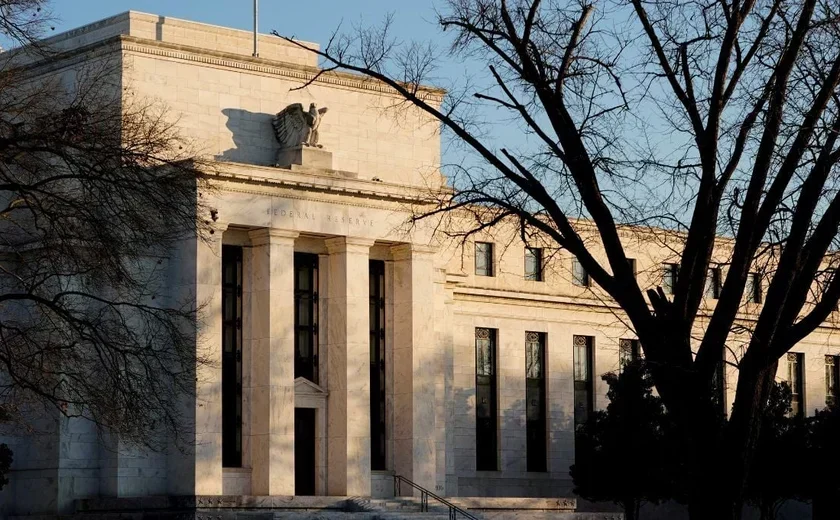 Mercado reduz levemente ainda majoritária chance de Fed cortar juros em setembro, após ata