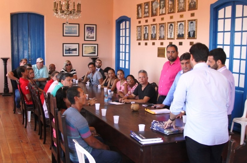 Prefeito e empresários assinam termo para reabertura de barracas do Francês
