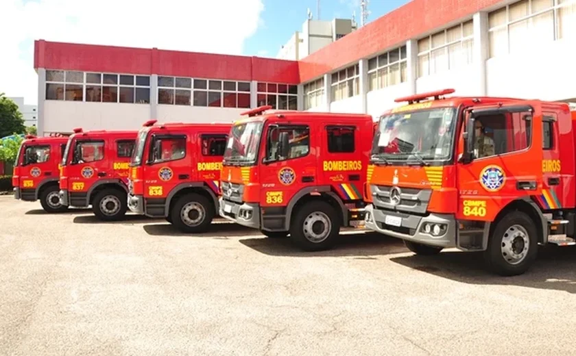 Vinte e duas viaturas combatem incêndio no Shopping 25 de Março