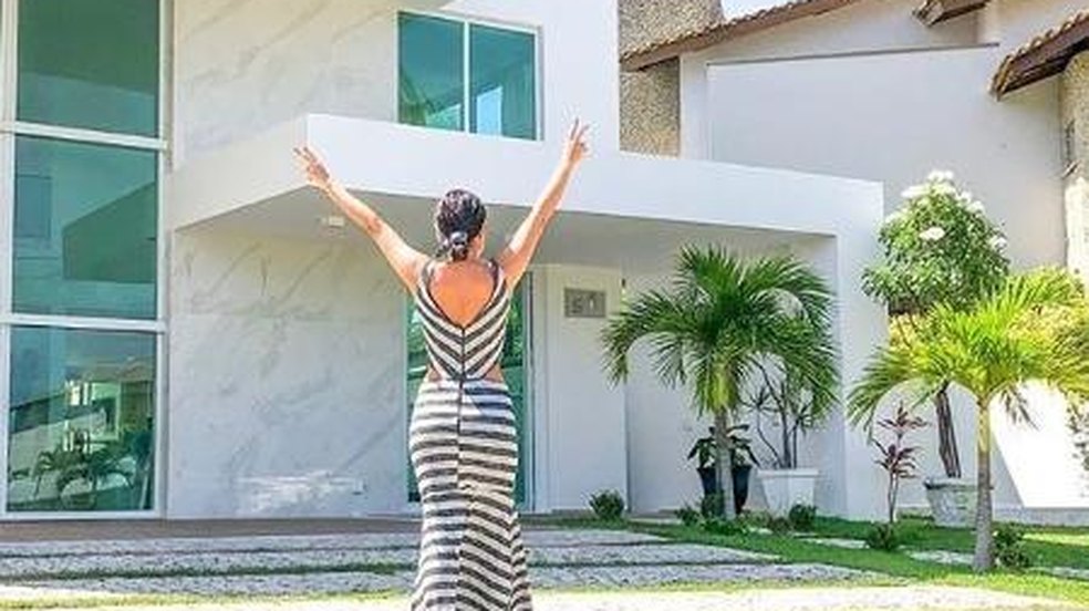 Ex-BBB Munik se muda para condomínio de luxo