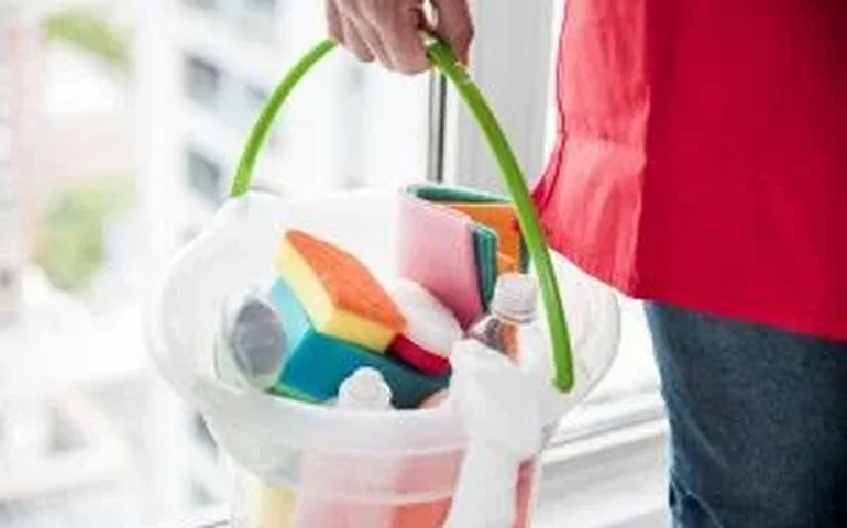 Especialista alerta: misturas caseiras de limpeza podem liberar gases tóxicos e colocar vidas em risco