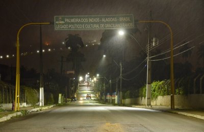 Avenida Muniz Falcão ganha nova iluminação de LED, em Palmeira