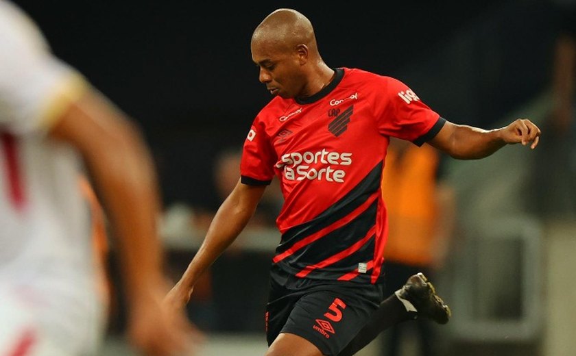 Experiente Fernandinho renova com o Athletico-PR por mais uma temporada: 'Felicidade imensa'