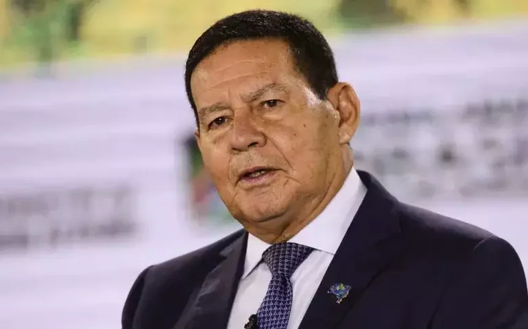 Mourão diz desconhecer 'minuta do golpe' e culpa governo Lula pelos atos de vandalismo no 8/1