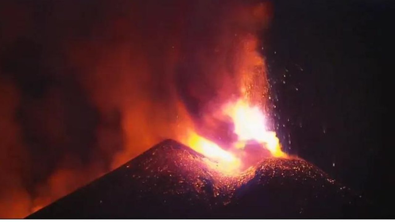 vulcão mais ativo da Europa lança cascata de lava