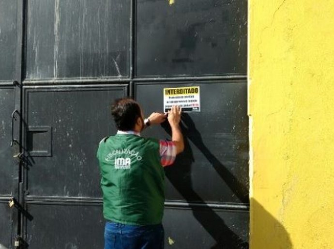 IMA multa e interdita galpão de empresa de transportes