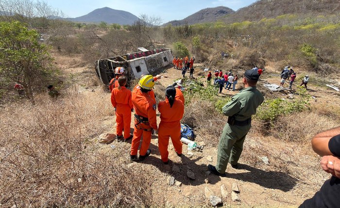 Peritos analisaram marcas na pista após capotamento em São José da Tapera