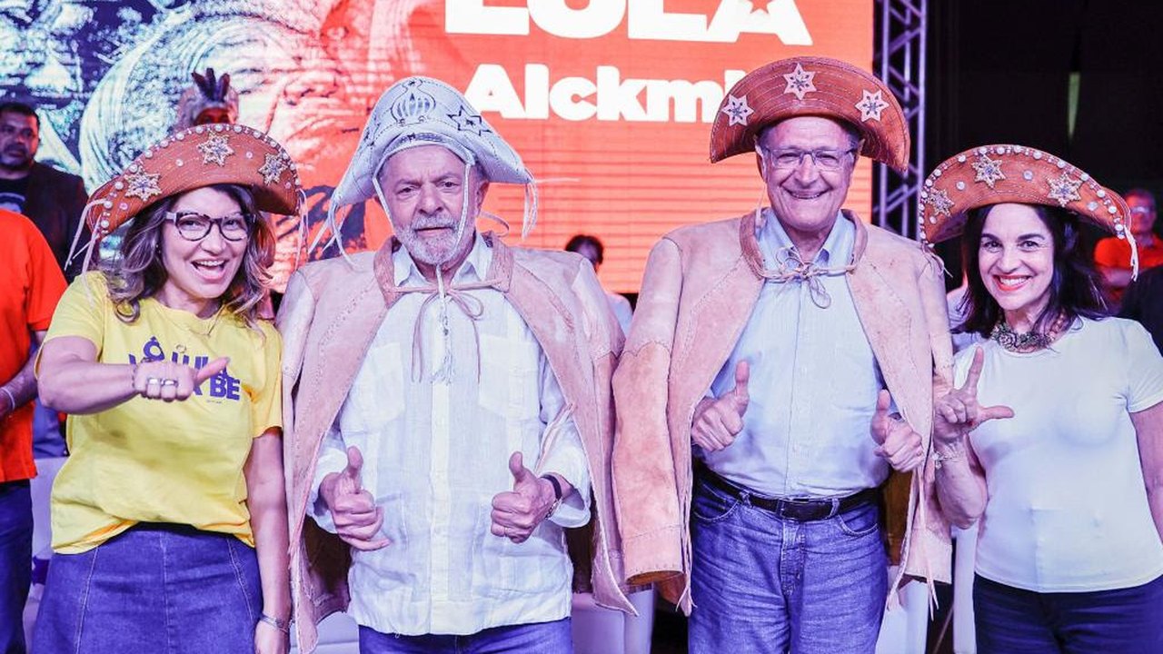 Brasil voltará a andar de cabeça erguida, diz Lula