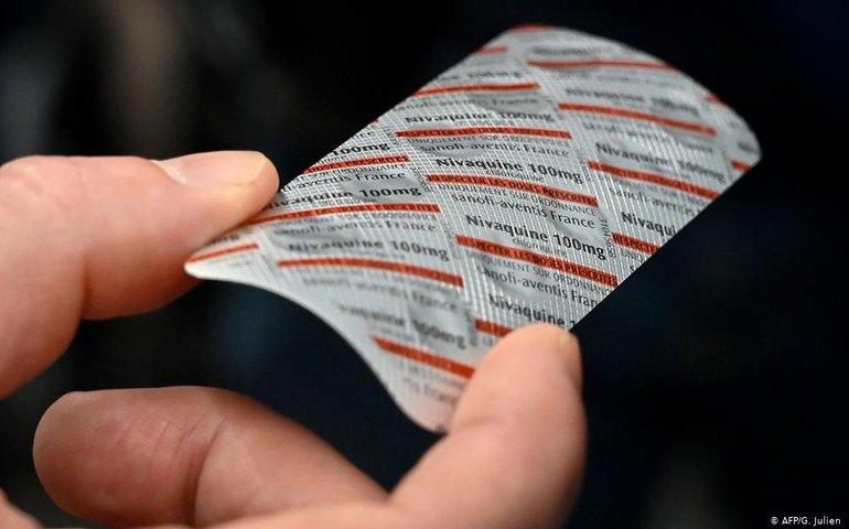 Brasil mantém protocolo sobre cloroquina, apesar de OMS suspender estudos