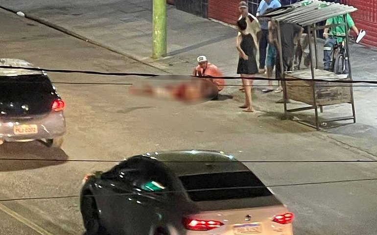 Homem encontra irmão baleado e morto na porta de casa;  caso aconteceu no Vergel do Lago