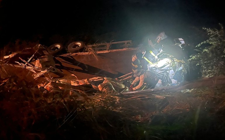 Com problema nos freios, carreta capota e cai em ribanceira na AL-115