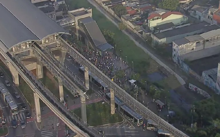 Em SP, Linha 15-Prata, do monotrilho, é paralisada após falha de sinalização