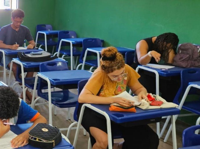 Curso de inglês ajuda massoterapeuta que atua na orla de Maceió a se comunicar com o público