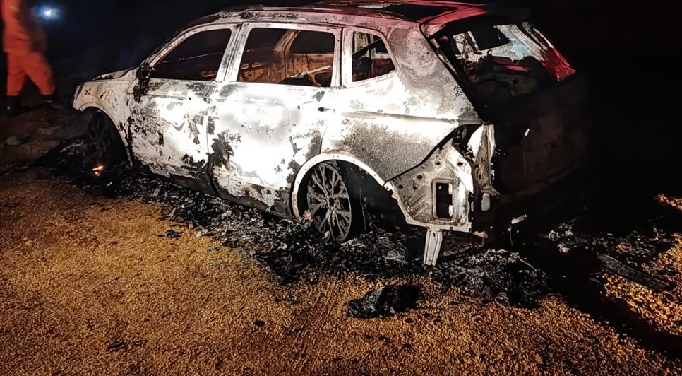 Carro pega fogo