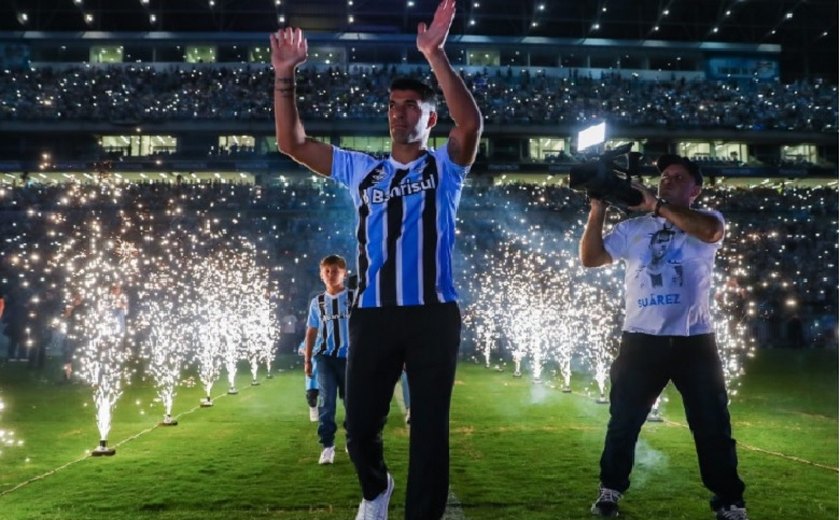 Torcida do Grêmio faz recepção de gala para Suárez: &#8216;Teremos coisas importantes&#8217;
