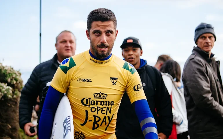 Filipe Toledo confirma vaga olímpica e é campeão em Jeffreys Bay