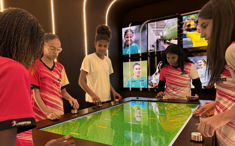 Caravana roda o país com ex-atletas do futebol feminino